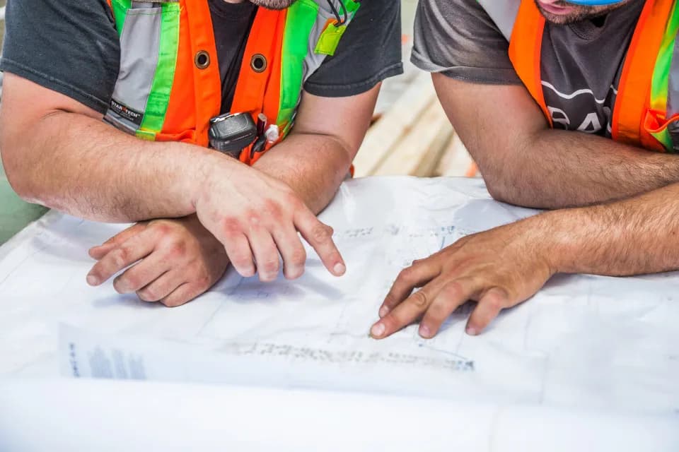 Lecture de plans en réunion de chantier